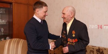 Знак и внимание. Мэр Олег Решетников вручил юбилейную медаль ветерану Николаю Филипповичу Янову