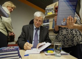 Воплощённая в нотах и строках память. Златоустовский автор выпустил книгу о талантливом строителе