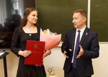 Златоуст гордится. Глава округа Олег Решетников поздравил победительницу конкурса «Ученик года-2025»!