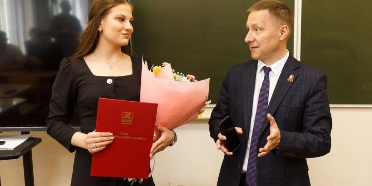 Златоуст гордится. Глава округа Олег Решетников поздравил победительницу конкурса «Ученик года-2025»!