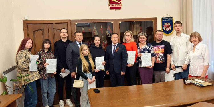 Новый жизненный старт. 12 златоустовцев из числа детей-сирот получили ключи от квартир