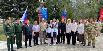 Бюст по инициативе златоустовцев. В Ясиноватой открыли памятник Герою Донбасса и России Владимиру Жоге
