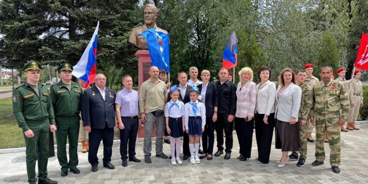 Бюст по инициативе златоустовцев. В Ясиноватой открыли памятник Герою Донбасса и России Владимиру Жоге
