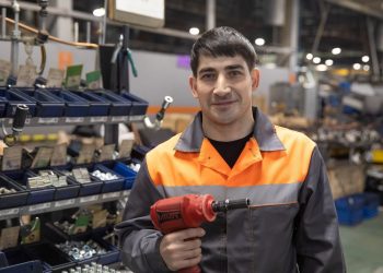 Здесь ждут специалистов. Сотрудник завода «Урал» рассказал, почему ему нравится работать на предприятии