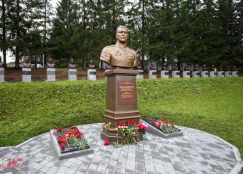 Герою Великой Победы. В Златоусте открыли бюст маршалу Шапошникову