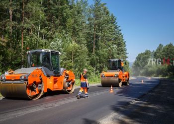 В субботу планируют закончить. На въезде в Златоуст со стороны Балашихи укладывают новый асфальт