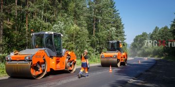 В субботу планируют закончить. На въезде в Златоуст со стороны Балашихи укладывают новый асфальт