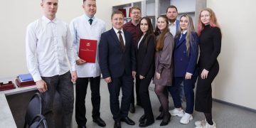 Златоуст укрепляет медицинские ряды. Олег Решетников встретился с начинающими специалистами