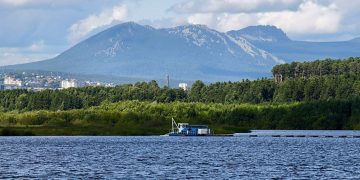 В глубь вопроса. Вице-губернатор и министр экологии проверили, как идут работы на пруду в Златоусте