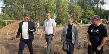 Ещё одна территория. Мэр Златоуста Олег Решетников проинспектировал благоустройство в районе метзавода