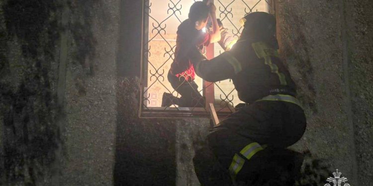 Побег не удался. В Златоусте спасли подростка, застрявшего в оконной решётке