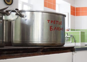 На пюре и котлетку. Родителям Златоуста рассказали, во сколько обходится питание в детсадах