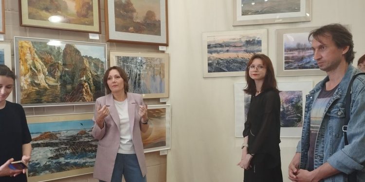 В именах и картинах — гармония. Златоустовцев пригласили на передвижную выставку творческого тандема