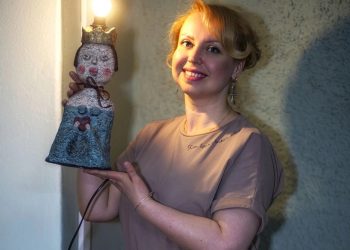 Ласковое эхо детства. Златоустовская актриса дарит тепло воспоминаний через свои игрушки