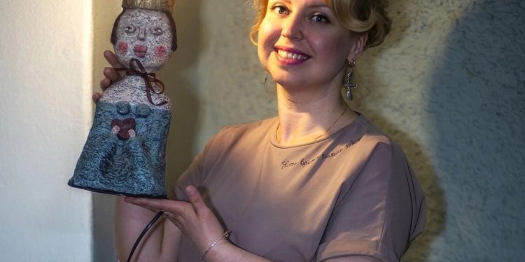 Ласковое эхо детства. Златоустовская актриса дарит тепло воспоминаний через свои игрушки
