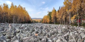 Потоки безводной реки. На территории аэропорта в Москве появилась панорама златоустовского Таганая