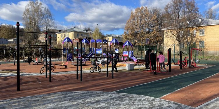 Далеко и близко. В отдалённом районе Златоуста построили современную спортивную площадку