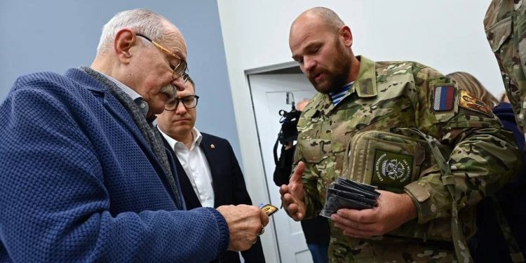 С уральской душой. Златоустовцы презентовали Михалкову и Якубовичу уникальные подарки