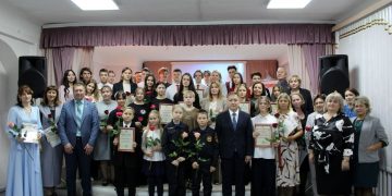 Служат примером для сверстников. Талантливых детей Златоуста и их наставников поощрили премиями