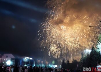 Красиво и без риска. В Златоусте озвучили список площадок, где можно запускать новогодние салюты