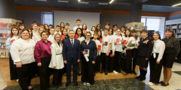 С главным документом. Глава округа Олег Решетников вручил паспорта юным гражданам Златоуста
