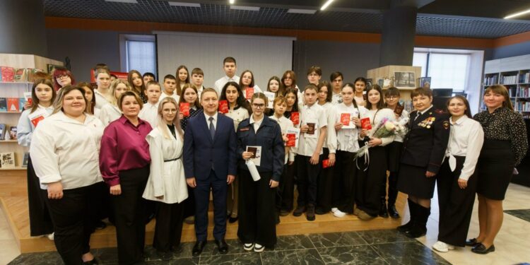 С главным документом. Глава округа Олег Решетников вручил паспорта юным гражданам Златоуста