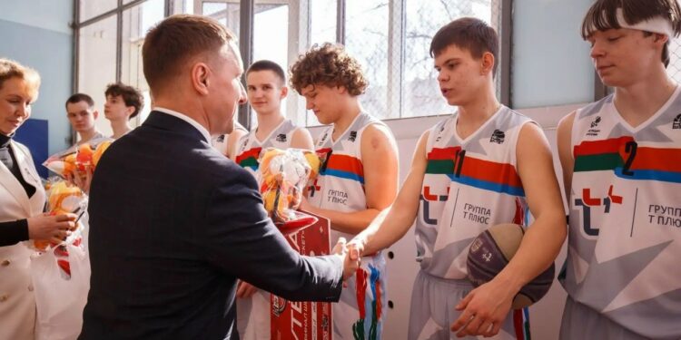 Чемпионы живут в Златоусте. Школьников-победителей суперфинала «КЭС-Баскет» поздравил глава округа