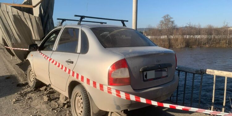 Снёс ограждение на мосту. В Златоусте у Тарелки «Лада» сбила 12-летнюю девочку