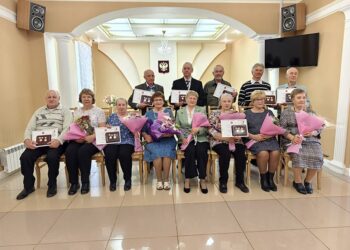 Сохраняя семейный очаг. Знак отличия «Семейное счастье» в Златоусте получили ещё 12 супружеских пар