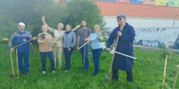 Павел Петрович, примите поклон! Барды Златоуста высадили деревья у памятника Аносову