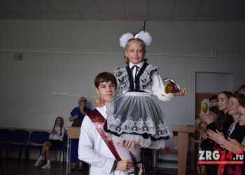В добрый путь! В школах Златоуста прозвучал последний звонок для 9 и 11 классов