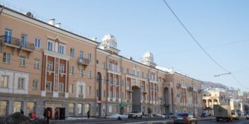 Новый подрядчик и жёсткие сроки. В Златоусте рассказали о капремонте «сталинок» на улице Карла Маркса