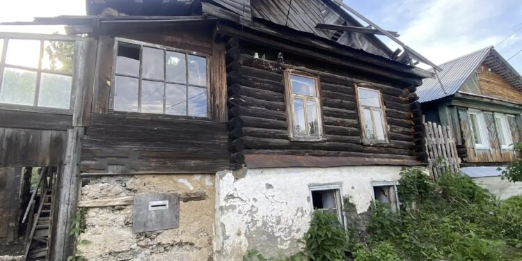 Дом был ветхим. В Златоусте рухнувшая крыша унесла жизни двоих человек