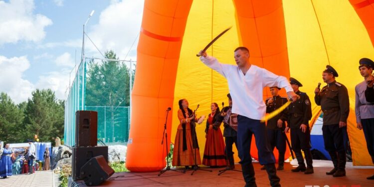 Злато, серебро и сталь. В Златоусте снова воссоздали дух казачества на традиционном фестивале