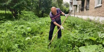Рука размахнётся — и двор расцветёт. 72-летний златоустовец наводит порядок во дворе своего дома