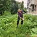 Рука размахнётся — и двор расцветёт. 72-летний златоустовец наводит порядок во дворе своего дома
